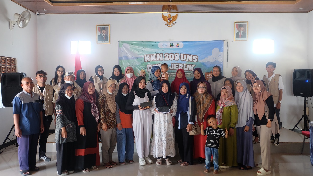 MENGELOLA SAMPAH ITU HEBAT KKN UNS GELAR WORKSHOP PEMBUATAN PAVING BLOCK DARI SAMPAH PLASTIK  UNTUK MEWUJUDKAN DESA JERUK BERKELANJUTAN