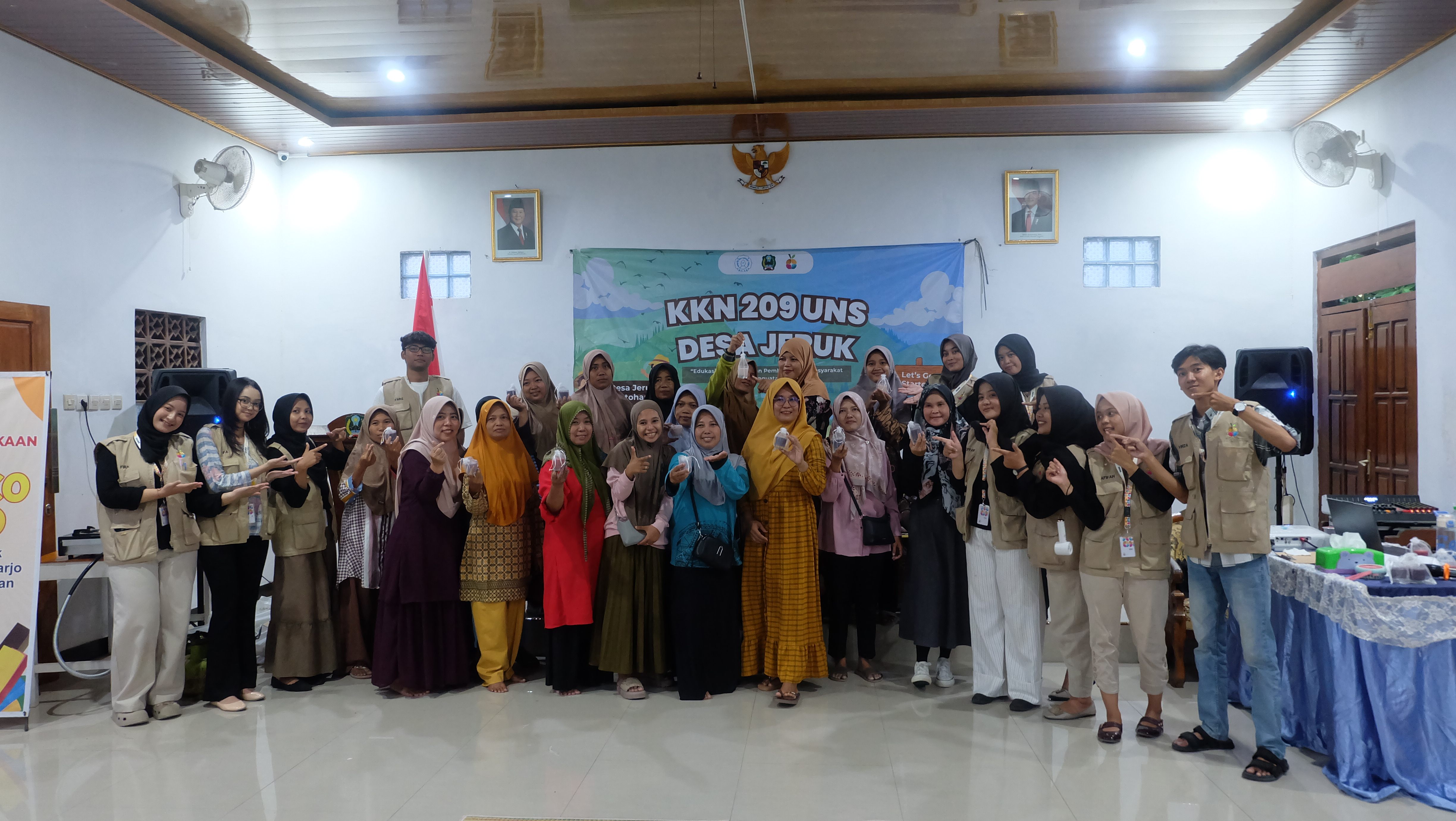 SOSIALISASI DAN WORKSHOP KKN UNS UBAH LIMBAH MINYAK JADI LILIN AROMATERAPI